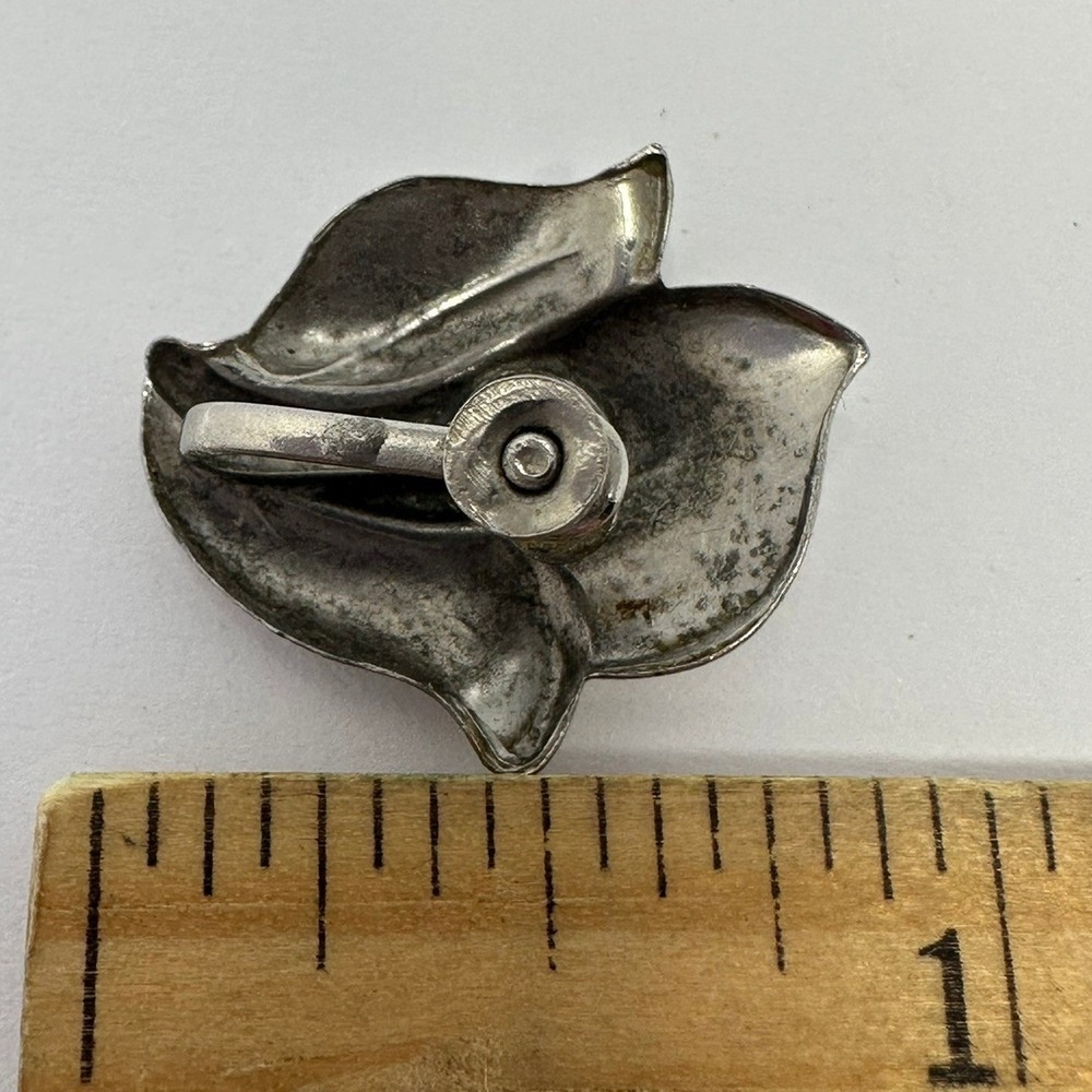Vintage Silver Tone Leaf Petal Screw Back Earrings Mid Century Retro Jewelry A2 - Picture 3 of 4